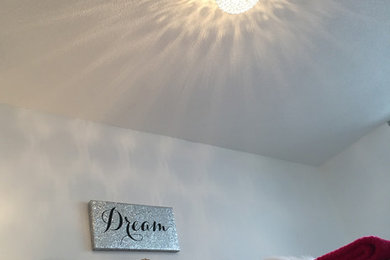 Example of a transitional home design design in Toronto