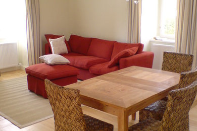 Mittelgroßes, Abgetrenntes Country Wohnzimmer mit beiger Wandfarbe in Nürnberg