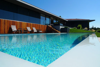 Aménagement d'une piscine contemporaine.