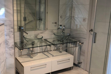 Ejemplo de cuarto de baño principal y flotante minimalista de tamaño medio con baldosas y/o azulejos de mármol