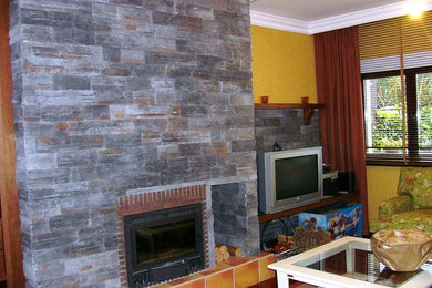 This is an example of a country family room in Bilbao.