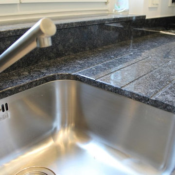 Cuisine laque satinée et plan granit steelgrey