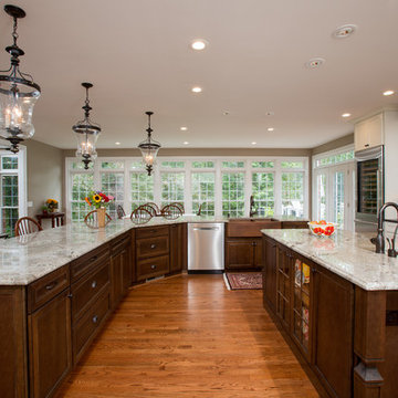 Letting Light and Dark Colors Combine in an Oakton VA home