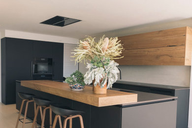 Example of a kitchen design in Los Angeles