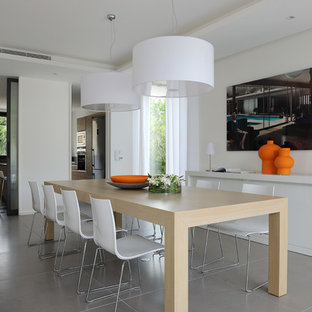 マルセイユのコンテンポラリースタイルのLDKの画像 (白い壁、グレーの床)