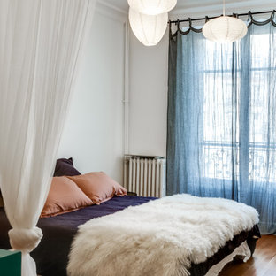 Idee per una camera matrimoniale shabby-chic style di medie dimensioni con pareti bianche e pavimento in legno massello medio