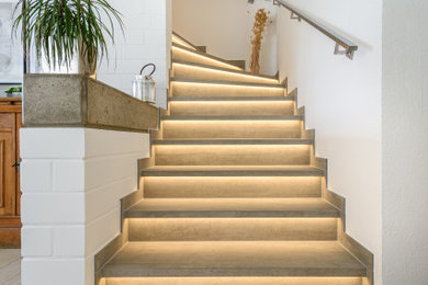 Gewendelte Moderne Treppe mit gefliesten Treppenstufen und gefliesten Setzstufen in Dortmund