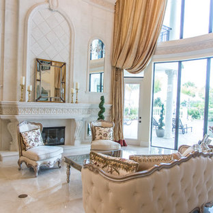 Mediterranes Wohnzimmer mit Marmorboden in Orlando