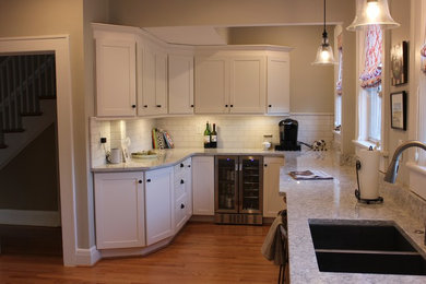 他の地域にある広いトランジショナルスタイルのおしゃれな独立型キッチン (シェーカースタイル扉のキャビネット、白いキャビネット、珪岩カウンター、黄色いキッチンパネル、セラミックタイルのキッチンパネル、無垢フローリング) の写真