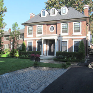 Exempel på ett stort klassiskt rött hus, med tre eller fler plan, tegel och valmat tak