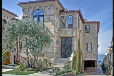 Tuscan exterior home photo in Los Angeles