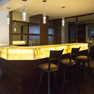 トロントの大きいコンテンポラリースタイルのおしゃれな着席型バー (濃色無垢フローリング、茶色い床、アンダーカウンターシンク、オープンシェルフ、茶色いキャビネット、オニキスカウンター、ミラータイルのキッチンパネル、黄色いキッチンカウンター) の写真