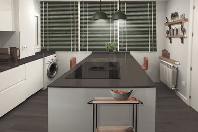 Geschlossene, Mittelgroße Moderne Küche in U-Form mit Einbauwaschbecken, flächenbündigen Schrankfronten, beigen Schränken, Glas-Arbeitsplatte, Küchenrückwand in Weiß, Rückwand aus Keramikfliesen, weißen Elektrogeräten, dunklem Holzboden, Kücheninsel, braunem Boden und schwarzer Arbeitsplatte in Düsseldorf