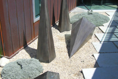 This is an example of a mid-century modern landscaping in Orange County.
