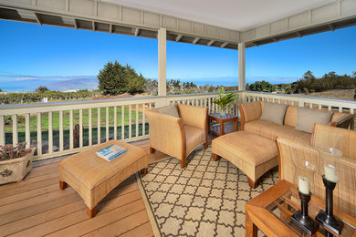 Inspiration for a mid-sized timeless front porch remodel in Hawaii with decking and a roof extension