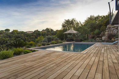 Cette image montre une piscine méditerranéenne.