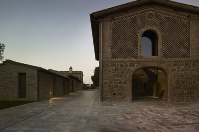 Ispirazione per un ampio vialetto d'ingresso design esposto in pieno sole in cortile con pavimentazioni in pietra naturale