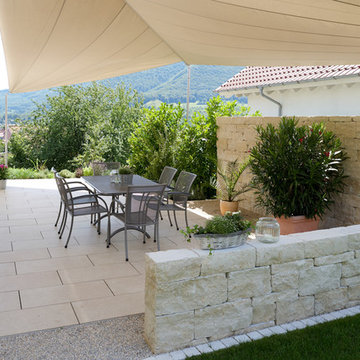 Großzügige Terrasse mit stilvollem Sonnenschutz