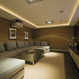 Inredning av ett modernt hemmabio, med bruna väggar