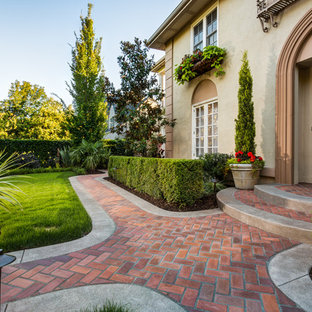 Exemple d'un jardin avant chic avec des pavés en brique.