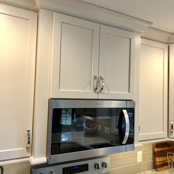 Bettendorf, IA Dura Surpeme Cabinets Linen White Cambria Berwyn