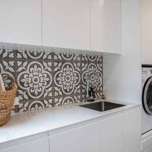 ケアンズのトロピカルスタイルのおしゃれなランドリールームの写真