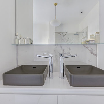 Salle de bain moderne avec marbre