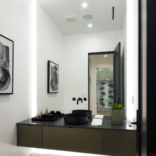 Esempio di un bagno di servizio moderno con ante di vetro, WC sospeso, pavimento con piastrelle in ceramica, lavabo a bacinella, top in quarzo composito, pavimento grigio e top grigio