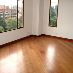 Apto Mac&iacute;as - Hardwood Flooring