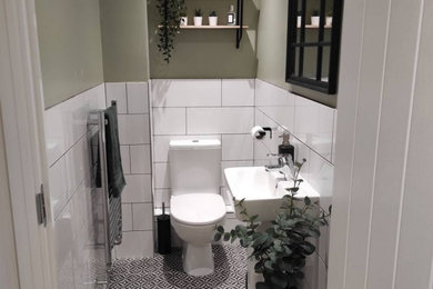 チェシャーにあるモダンスタイルのおしゃれな浴室の写真