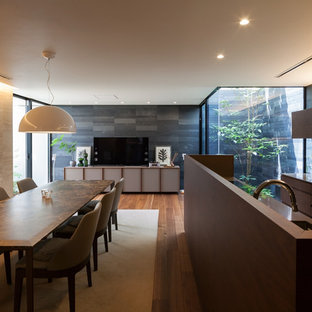 神戸のモダンスタイルのLDKの画像 (マルチカラーの壁、無垢フローリング、茶色い床)