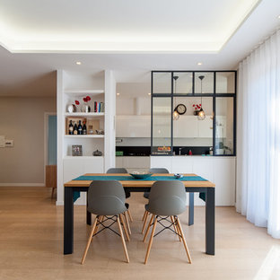 ローマの中サイズのコンテンポラリースタイルのLDKの画像 (淡色無垢フローリング、暖炉なし、ベージュの床)