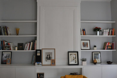 Photo of a transitional living room in Lyon.
