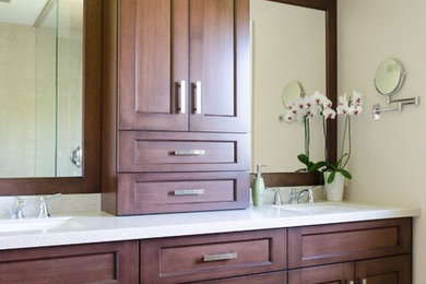 Example of a classic bathroom design in Toronto