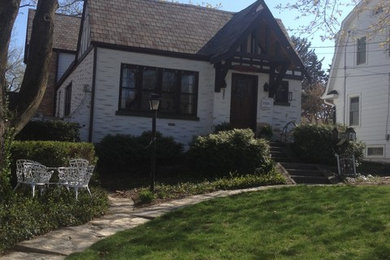 Inspiration for a craftsman front porch remodel in Chicago with a roof extension