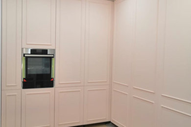 Пример оригинального дизайна: большая кухня в стиле неоклассика (современная классика)