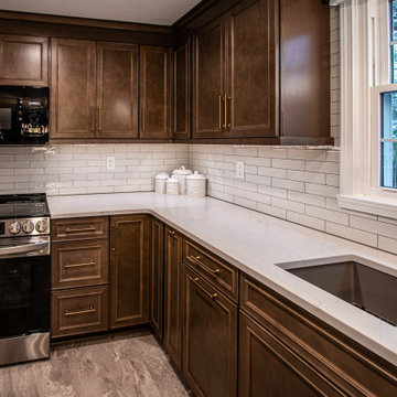 Maple Stained Shaker Kitchen Cabinets with Peninsula Bar