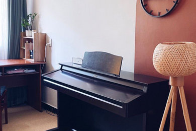 На фото: изолированная гостиная комната среднего размера в современном стиле с музыкальной комнатой, оранжевыми стенами, ковровым покрытием, бежевым полом и красивыми шторами без камина, телевизора с