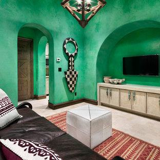 Mittelgroßes, Abgetrenntes Mediterranes Wohnzimmer mit weißer Wandfarbe und Wand-TV in Houston