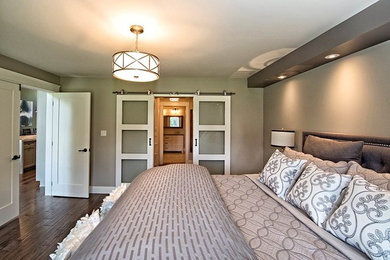 Bedroom photo in Toronto
