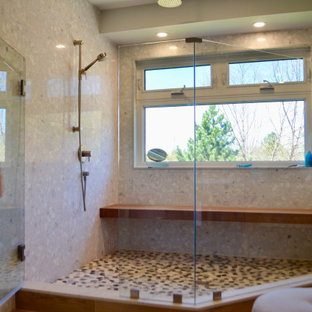 Badezimmer mit Schrankfronten im Shaker-Stil und freigelegten