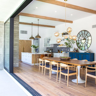 ロサンゼルスの広いトランジショナルスタイルのLDKの画像 (白い壁、濃色無垢フローリング、茶色い床)