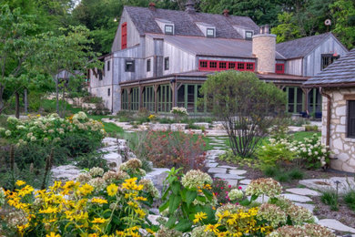 Inspiration for a farmhouse landscaping in Chicago.