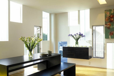 Inspiration for a contemporary home design remodel in Los Angeles