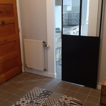 Entrée, porte coulissante atelier et tapis en carrelage style carreaux ciment