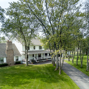 Großes, Zweistöckiges, Weißes, Braunes Landhausstil Einfamilienhaus mit Faserzement-Fassade, Satteldach, Schindeldach und Wandpaneelen in Chicago