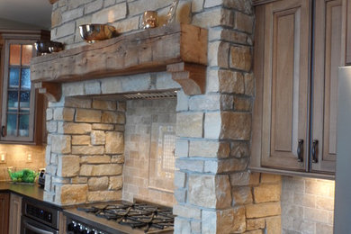 Kitchen - traditional kitchen idea in Chicago