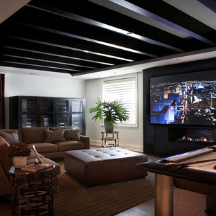 Idée de décoration pour une grande salle de cinéma tradition fermée avec un mur blanc, un sol en carrelage de céramique et un écran de projection.