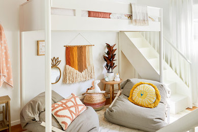 ロサンゼルスにある低価格の小さなおしゃれな子供の寝室 (白い壁、無垢フローリング、児童向け、茶色い床) の写真