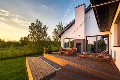 Example of a trendy deck design in Other
